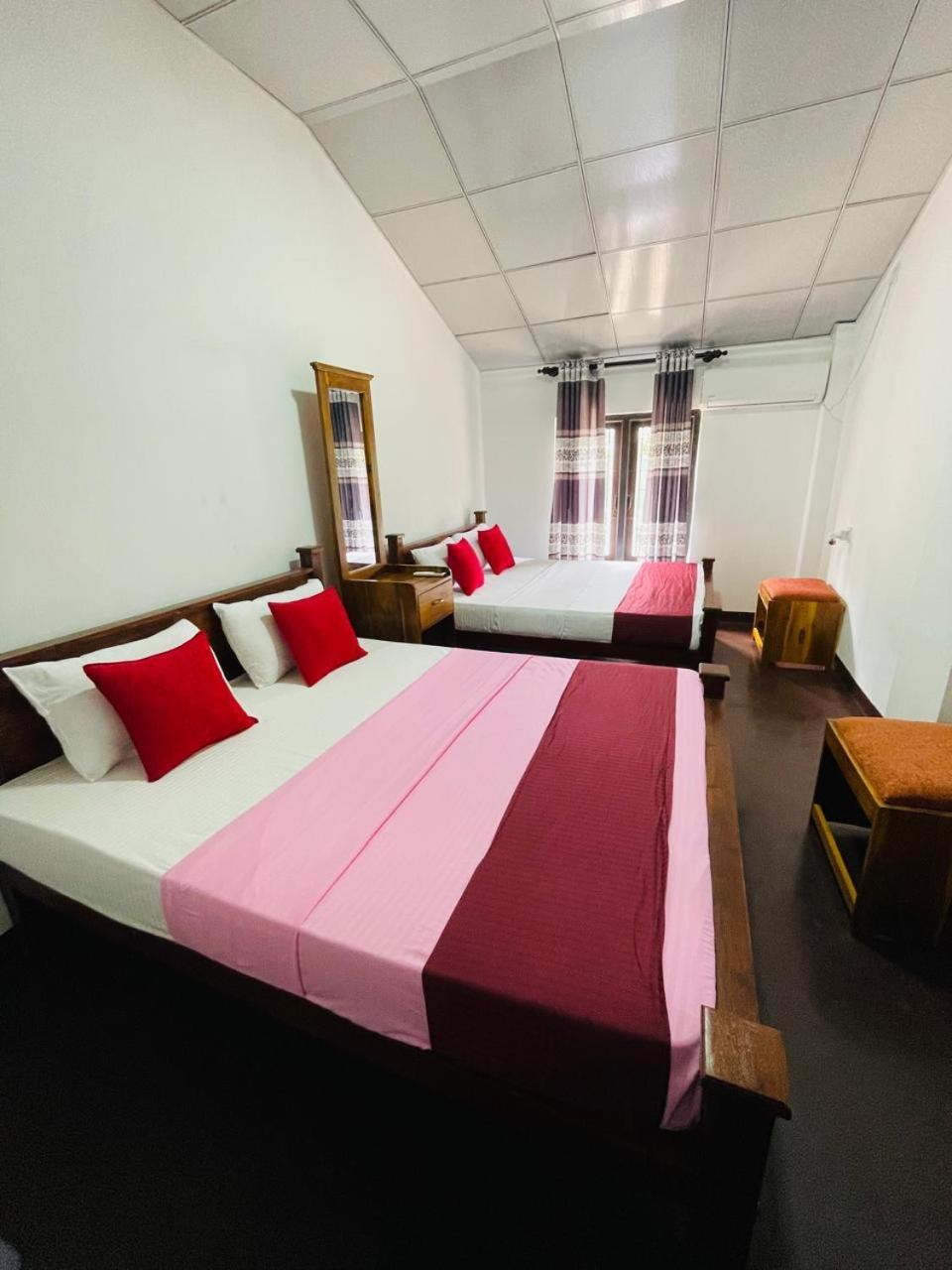 Lake Classical Guest House Канди Екстериор снимка